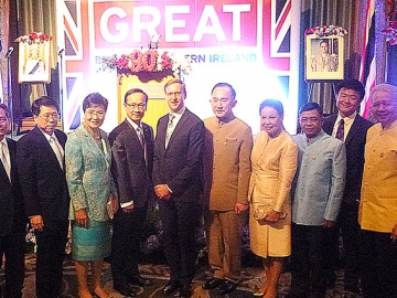 90 พรรษา ราชินีอังกฤษ : H.E. Mr.Brian John Davidson เอกอัครราชทูตอังกฤษประจำราชอาณาจักรไทย จัดงานเลี้ยงเฉลิมฉลองในวาระครบรอบ 90 พรรษา ของสมเด็จพระราชินีนาถเอลิซาเบธที่ 2 โดยมี ม.ล.ปนัดดา ดิศกุล (รมว.ประจำสำนักนายกรัฐมนตรี) และ อลงกรณ์ พลบุตร (รองประธานสภาขับเคลื่อนการปฏิรูปประเทศ) มาร่วม ท่ามกลางทูตานุทูตและแขกผู้มีเกียรติต่างๆ มากมาย ณ โรงแรม Grand Hyatt Erawan, Bangkok