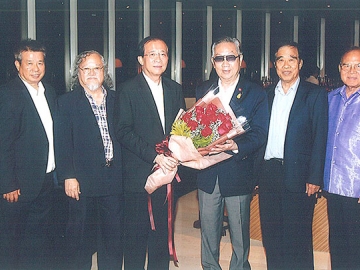 ยกย่องคนดี : สุทธิเกียรติ จิราธิวัฒน์ นายกสมาคมศิษย์เก่ารัฐศาสตร์(สิงห์ทอง) มหาวิทยาลัยรามคำแหงจัดประชุมคณะกรรมการสรรหาศิษย์เก่ารัฐศาสตร์ดีเด่น(สิงห์ทอง) ประจำปี 2559 พร้อมทั้งแสดงความยินดีให้แก่ ผศ.วุฒิศักดิ์ ลาภเจริญทรัพย์ อธิการบดี มหาวิทยาลัยรามคำแหง ที่ได้รับรางวัล “คนดี ศรีอำนวยศิลป์” ในโอกาสครบรอบ 90 ปี ของการก่อตั้งโรงเรียนอำนวยศิลป์ ที่ห้องเรดสกาย โรงแรมเซ็นทาราแกรนด์ เซ็นทรัลเวิลด์