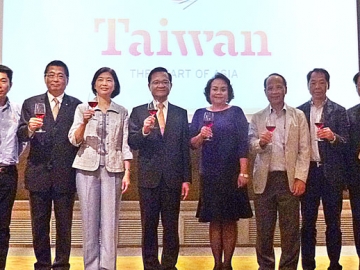 ท่องเที่ยวไต้หวัน : Mr.Lincoln Ting (รองผู้แทนรัฐบาลสำนักงานเศรษฐกิจและวัฒนธรรมไทเปประจำราชอาณาจักรไทย) จัดงานเลี้ยงแนะนำแหล่งท่องเที่ยวไต้หวันประจำปี 2016 โดยมี วชิรา วิชัยวัฒนะ (รองประธานสมาคมไทยบริการท่องเที่ยว) มาร่วมท่ามกลางนักธุรกิจ, บริษัทนำเที่ยว, สมาคมมัคคุเทศก์ และสายการบินต่างๆ ของไต้หวันมากมาย ณ โรงแรมดุสิตธานี