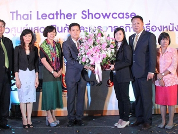 เปิดตัวศูนย์แสดงสินค้า : อาทิตย์ วุฒิคะโร ปลัดกระทรวงอุตสาหกรรม ให้เกียรติเป็นประธานในพิธีเปิด งาน Thai Leather Showcase และร่วมแสดงความยินดีกับการเปิดตัวศูนย์แสดงสินค้าและเจรจาธุรกิจเครื่องหนังไทย The CLUS ณ ศูนย์การค้า เดอะ แพลทินัม แฟชั่น มอลล์โดยมี นาตยา ศันสนรัตน์ ผอ.อาวุโส-สายงานขาย,สุกัญญา สิเด็น ผอ.ฝ่ายสื่อสารการตลาดและประชาสัมพันธ์ บมจ.เดอะ แพลทินัม กรุ๊ป มาร่วมแสดงความยินดี ณ โรงแรมโนโวเทล กรุงเทพ แพลทินัม ประตูน้ำ