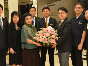 ครบรอบ 92 ผ่องใส : อาทิตย์ ไวทยะพัธน์ ผู้จัดการทั่วไป โรงแรมแมนดาริน 
นำคณะผู้บริหารฝ่ายต่างๆ ของโรงแรมฯ ร่วมกันมอบดอกไม้อวยพรวันเกิด เพียงใจ หาญพาณิชย์ ประธานกรรมการ และกรรมการผู้จัดการ โรงแรมแมนดาริน ซึ่งยังเป็นแม่ทัพนำคณะผู้บริหารงานโรงแรมอย่างมั่นใจ ที่ โรงแรมแมนดาริน