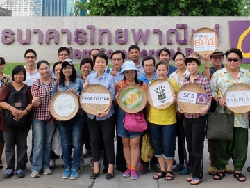 ตลาดสุขใจสัญจร : อรุษ นวราช เลขานุการมูลนิธิสังคมสุขใจ ร่วมกับ บจก.นิสสัน มอเตอร์ (ประเทศไทย) จัดกิจกรรม “Shop สุขใจพาเที่ยวสวน” ครั้งที่ 2 นำลูกค้าธนาคารไทยพาณิชย์ สำนักงานใหญ่ ลงพื้นที่สัมผัสวิถีชีวิตเกษตรกรอินทรีย์ จ.ราชบุรี และเยี่ยมชมตลาดสุขใจ จ.นครปฐม ภายใต้ โครงการสามพรานโมเดล