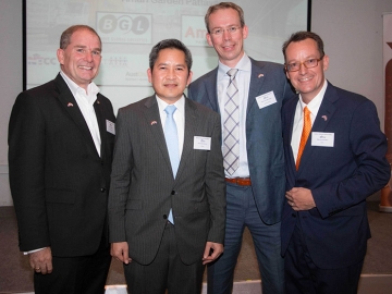 แผนพัฒนาชายฝั่งภาคตะวันออก : ดร.ปรเมธี วิมลศิริ เลขาธิการคณะกรรมการพัฒนาการเศรษฐกิจและสังคมแห่งชาติ เป็นวิทยากรบรรยายในงานเลี้ยงสังสรรค์ของสภาหอการค้าเนเธอร์แลนด์-ไทย ที่ โรงแรมอมารี พัทยา โดยมี มร.โรเบิร์ต ไรน์เดอร์ส รอง ปธ.กก.อาวุโสฯ ออนิกซ์ ฮอสพิทอลลิตี้ กรุ๊ป ร่วมต้อนรับ