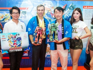 มหกรรมหุ่นยนต์กันดั้ม : มร.ฟูมิโอะ นิชิโอกะ ประธานสมาคมญี่ปุ่น จังหวัดภูเก็ต เปิดงาน “GUNDAM FESTA 2016 IN THAILAND@ JUNGCEYLON” ครั้งแรกในภาคใต้โดยมี มร.พอล โรแชล ผจก.ทั่วไป ศูนย์การค้าจังซีลอน ป่าตอง ภูเก็ต ต้อนรับ ที่ โซนภูเก็ตสแควร์ฮอลล์ ศูนย์การค้าจังซีลอน ป่าตอง ภูเก็ต
