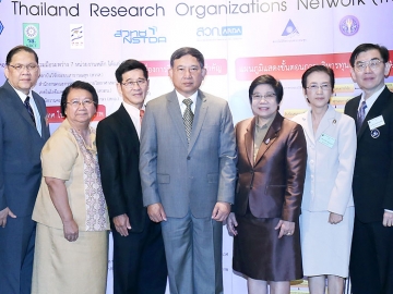 วิจัยมุ่งเป้าเกษตร : พล.อ.อ.ประจิน จั่นตอง รองนายกรัฐมนตรี เปิดการประชุมชี้แจงกรอบการวิจัย ประจำปีงบประมาณ 2560 จัดโดย สำนักงานคณะกรรมการวิจัยแห่งชาติ โดยมี นพ.สุทธิพร จิตต์มิตรภาพ ปธ.กก.บห.สภาวิจัยแห่งชาติ และ รศ.ดร.กล้าณรงค์ ศรีรอต ร่วมงาน ที่โรงแรมมิราเคิล แกรนด์ คอนเวนชั่น