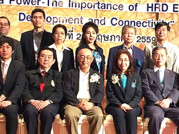 ประชุมใหญ่ สอวท. : ชิโร ซาโดชิม่า เอกอัครราชทูตญี่ปุ่นประจำราชอาณาจักรไทย รับเชิญในการปาฐกถาพิเศษเรื่อง “ความสำคัญของคุณภาพของทรัพยากรมนุษย์” โดย มาซายะสุ โฮซูมิ ประธานองค์การส่งเสริมการค้าต่างประเทศของญี่ปุ่น(เจโทร) กรุงเทพฯ ร่วมยินดีกับ สุชัย พงษ์พากเพียร และ ดร.ศรีสลา ภวมัยกุล พร้อมคณะกรรมการชุดใหม่ของสมาคมศิษย์เก่าศูนย์วัฒนธรรมเอเชียและทุนฝึกอบรมเทคนิคโพ้นทะเล(ABK&AOTS) ที่โรงแรมแลนด์มาร์ค