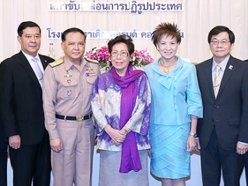 ทะเลไทย : รศ.พรพันธุ์ บุณยรัตพันธุ์ ประธานกรรมาธิการขับเคลื่อนการปฏิรูปประเทศ ด้านสาธารณสุขและสิ่งแวดล้อม สภาขับเคลื่อนการปฏิรูปประเทศ เปิดสัมมนา “ร่าง พ.ร.บ.การรักษาผลประโยชน์ของชาติทางทะเล”โดยมี พล.ร.อ.ชนินทร์ ชุณหรัชพันธุ์, ศ.ดร.เผดิมศักดิ์ จารยะพันธุ์, พล.ร.ท.จุมพล ลุมพิกานนท์ และ มิ่งขวัญ วิชยารังสฤษฏ์ ร่วมประชุม ที่โรงแรมมิราเคิล แกรนด์ คอนเวนชั่น
