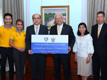 เป็นสื่อกลาง : จิรายุ อิศรางกูร ณ อยุธยา ผอ.สำนักงานทรัพย์สินส่วนพระมหากษัตริย์ มอบเงิน 2 ล้านบาท ให้แก่ พลากร สมสุวรรณ กก.ผจก.สถานีวิทยุโทรทัศน์สีกองทัพบกช่อง 7 เพื่อสนับสนุน “โครงการ 7 สี ช่วยชาวบ้าน” ช่วยบรรเทาทุกข์และสร้างขวัญกำลังใจให้กับประชาชนที่ได้รับผลกระทบจากภัยพิบัติต่างๆ