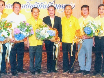 แสดงความยินดี : ชูชาติ เพ็ชรอำไพ ประธานนักศึกษาหลักสูตรด้านวิทยาการพลังงานสำหรับนักบริหารรุ่นใหม่ รุ่น 7 (วพน.7) นัดเพื่อนๆ ร่วมรุ่นเลี้ยงแสดงความยินดีให้กับ พิศิษฐ์ เสรีวิวัฒนา, ดร.สมชาย หาญหิรัญ และ ศ.กิตติคุณ นพ.สุทธิพร จิตต์มิตรภาพ โดยมี ชวน หลีกภัย, กรพจน์ อัศวินวิจิตร, ดร.ฐนนท์ศรณ์ เลิศฤทธิ์ศิริกุล และ นิพนธ์ วิสิษฐยุทธศาสตร์ มาร่วมยินดีด้วย ที่ห้องจีนหยก โรงแรมดิ เอมเมอรัลด์