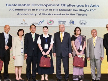ประชุมวิชาการ : สุทธิชัย หยุ่น ผู้บริหารเครือเนชั่นกรุ๊ป, นวลน้อย ตรีรัตน์ ผอ.สถาบันเอเชียศึกษา จุฬาฯ, นพรัตน์ เมธาวีกุลชัย ผอ.สำนักงานส่งเสริมการจัดประชุมและนิทรรศการ, ดร.จิรายุ อิศรางกูร ณ อยุธยา ประธานฯมูลนิธิมั่นพัฒนา, ม.ร.ว.ดิศนัดดา ดิศกุล เลขาฯมูลนิธิปิดทองหลังพระฯ ร่วมจัดงานประชุมวิชาการ “ความท้าทายต่อการพัฒนาอย่างยั่งยืนของเอเชีย” ในโอกาสเฉลิมฉลองพระบาทสมเด็จพระเจ้าอยู่หัวเสด็จเถลิงถวัลยราชสมบัติครบ 70 ปี ณ โรงแรมดุสิตธานี