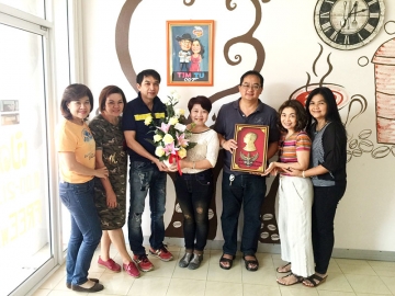 เฮงๆ รวยๆ : ประชาไท ธนณรงค์ บก.ข่าวแนวหน้าและเพื่อนๆ แก่นนครวิทยาลัยรุ่น 10 ร่วมแสดงความยินดีกับ ศรีกัญญา-พัฒนา โพธิ์คัณธา เพื่อนกนว.รุ่น10 ในโอกาสเปิดร้านอาหาร สเต๊กลุงใหญ่ มินิ สาขาวัดใหญ่ชัยมงคล ถนนวัดใหญ่ฯ-วัดพนัญเชิง อ.พระนครศรีอยุธยา จองโต๊ะล่วงหน้าได้ที่ โทร.08-7514-8887