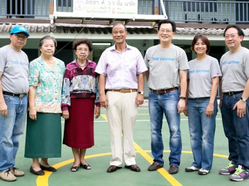 ทีเอ็มบี รวมพลังพัฒนา : บุญทักษ์ หวังเจริญ ประธานเจ้าหน้าที่บริหาร ทีเอ็มบี นำทีมอาสาสมัครทีเอ็มบี ร่วมกับชาวชุมชนเขตคลองเตย จัดกิจกรรม “โครงการรวมใจพัฒนาโรงเรียนวรรณวิทย์” จัดระบบสหกรณ์โรงเรียน ส่งเสริมให้เกิดการเรียนรู้ระบบซื้อ-ขายเชิงปฏิบัติให้กับนักเรียน ซ่อมแซมอุปกรณ์เพื่อ “ให้คืน” สู่สังคม ซึ่งเป็น 1 ใน 37 โครงการปีนี้ ที่ทีเอ็มบีเตั้งเป้าเปลี่ยนชุมชนให้ดีขึ้นอย่างยั่งยืนทั่วประเทศ โดยมี รศ.อนุกัลย์ อิศรเสนา ณ อยุธยา ผู้แทนโรงเรียนวรรณวิทย์ ต้อนรับ
