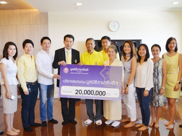 สมทบทุน : ศ.นพ.ปิยะมิตร ศรีธรา คณบดีคณะแพทยศาสตร์ โรงพยาบาลรามาธิบดี รับมอบเงินบริจาคจาก วิโรจน์ และ สุมาลี รัตนศิริวิไล พร้อมบุตรธิดา จำนวน 20,000,000 บาท เพื่อสมทบทุนมูลนิธิรามาธิบดีฯ ณ คณะแพทยศาสตร์โรงพยาบาลรามาธิบดี มหาวิทยาลัยมหิดล