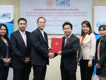 เตรียมความพร้อม : รศ.ดร.คมสัน มาลีสี คณบดี คณะวิศวกรรมศาสตร์ สถาบันเทคโนโลยีพระจอมเกล้าเจ้าคุณทหารลาดกระบัง และ อาร์ม ศิวะดิตถ์ ผอ.ฝ่ายธุรกิจ บมจ.เอ็ม เอฟ อี ซีร่วมลงนามโครงการความร่วมมือวิชาการเพื่อพัฒนาอาชีพและบ่มเพาะธุรกิจซอฟต์แวร์ ในการทำงานด้านเทคโนโลยีสารสนเทศให้แก่นักศึกษา