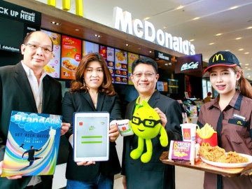 AIS SUPER WiFi : เพชรัตน์ อุทัยสาง ปธ.จนท.บห.ฝ่ายการตลาด บจก.แมคไทย, ธนเดช กุลปิติวัน บก.บห.นิตยสาร BrandAge และ อเนก อนันต์วัฒนพงษ์ ผช.กก.ผอ.บมจ.แอดวานซ์ อินโฟ เซอร์วิส เปิดตัว “eBook” ให้ดาวน์โหลดนิตยสาร BrandAge, The Company และ Monograph ฟรี ผ่าน @McDonalds_AIS