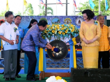 วีระ โรจน์พจนรัตน์ รมว.กระทรวงวัฒนธรรม ประธานในพิธีตีฆ้องเปิดบ้านศิลปินแห่งชาติ อ.ณรงค์ จันทร์พุ่ม