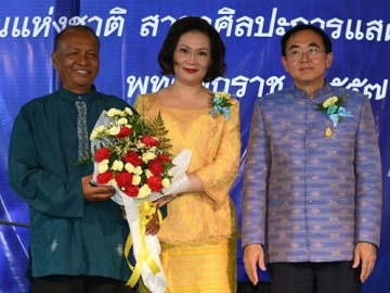 คุณหญิงปัทมา ลีสวัสดิ์ตระกูล มอบช่อดอกไม้แสดงความยินดีแด่ อ.ณรงค์ จันทร์พุ่ม ศิลปินแห่งชาติ