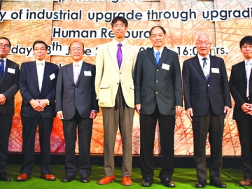 สัมมนา : วิชัย จิราธิยุต ผู้อำนวยการสถาบันยานยนต์ เป็นประธานในการเปิดงานสัมมนาเรื่อง “ยกระดับศักยภาพในการแข่งขันของอุตสาหกรรมชิ้นส่วนยานยนต์ไทยด้วยการพัฒนาบุคลากร” ณ ห้องบอลรูม โรงแรมแลนด์มาร์ค กรุงเทพฯ