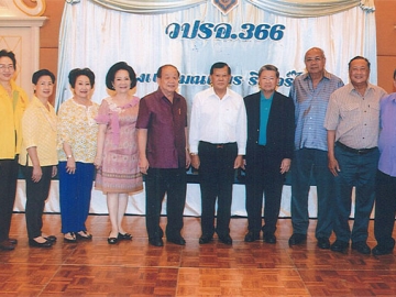 สังสรรค์ : พล.อ.สำเภา ชูศรี ประธานคณะนักศึกษาวิทยาลัยป้องกันราชอาณาจักร รุ่น 366 จัดงานเลี้ยงสังสรรค์และอวยพรวันคล้ายวันเกิดเพื่อนร่วมรุ่นพร้อมคู่สมรส โดยมี คุณหญิงทิพยวรรณ ตันตกิตติ์, รศ.ดร.วันชัย ศิริชนะ, พล.ท.นพ.ณรงค์ รอดวรรณะ, พล.ท.
นพ.จุลเทพ ธีระธาดา, หาญ เชี่ยวชาญ, ศิรินันท์ ศันสนาคม และ พิศพรรณ อินทรานุกูล มาร่วมงาน ณ ห้องวิมานทิพย์ โรงแรมมณเฑียร ริเวอร์ไซด์