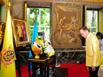 พล.อ.อ.ธเรศ ปุณศรี ประธานกรรมการกิจการกระจายเสียง กิจการโทรทัศน์ และกิจการโทรคมนาคมแห่งชาติ (กสทช.) เป็นประธานในพิธีเปิดกรวยถวายราชสักการะหน้าพระบรมฉายาลักษณ์พระบาทสมเด็จพระเจ้าอยู่หัว และสมเด็จพระนางเจ้าสิริกิติ์ พระบรมราชินีนาถ