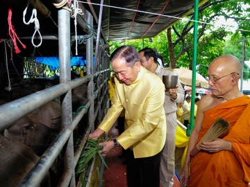 พล.อ.อ.ธเรศ ปุณศรี ประธานกรรมการกิจการกระจายเสียง กิจการโทรทัศน์ และกิจการโทรคมนาคมแห่งชาติ (กสทช.) ในพิธีไถ่ชีวิตโค-กระบือ