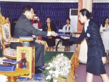 นิสิต นักศึกษา เก็บภาพเป็นที่ระลึกร่วมกันในวันแห่งความยินดีที่ได้รับเกียรติบัตร ผู้มีความประพฤติดี