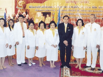 หลังเสร็จพิธี ประธานในพิธี ถ่ายภาพร่วมกับคณะกก.การจัดงานของพุทธสมาคมแห่งประเทศไทยฯ