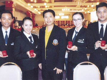 คณาจารย์ ถ่ายรูปกับลูกศิษย์ พร้อมชื่นชมยินดีที่ได้รับเหรียญเชิดชูเกียรติจากพุทธสมาคมแห่งประเทศไทยฯ