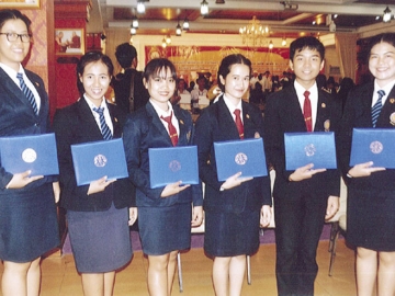 นิสิต นักศึกษา เก็บภาพเป็นที่ระลึกร่วมกันในวันแห่งความยินดีที่ได้รับเกียรติบัตร ผู้มีความประพฤติดี