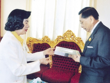 ดร.ศุลีมาศ สุทธิสัมพัทน์ อุปนายกฯ มอบหนังสือพุทธประวัติสมัยครั้งพุทธกาลที่จัดทำขึ้นเอง 
แด่ประธานในพิธี