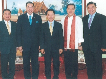 หารือ : ศ.ดร.สุรเกียรติ์ เสถียรไทย ประธานคณะมนตรีเพื่อสันติภาพและความปรองดองแห่งเอเชีย(APRC) เข้าพบหารือ สะเหลิมไซ กมมะสิด รัฐมนตรีว่าการกระทรวงการต่างประเทศ สปป.ลาว โดยมี สมาชิกคณะมนตรี วีระศักดิ์ โควสุรัตน์, ดร.สรจักร เกษมสุวรรณ และ นพดล เทพพิทักษ์ เอกอัครราชทูตไทยประจำ สปป.ลาว ร่วมด้วย ณ กระทรวงการต่างประเทศ สปป.ลาว