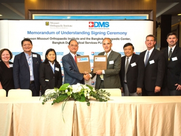 ร่วมมือทางการแพทย์ : นพ.ชาตรี ดวงเนตร กรรมการรองกรรมการผู้อำนวยการใหญ่ 
และประธานเจ้าหน้าที่ปฏิบัติการ-การแพทย์ บริษัท กรุงเทพดุสิตเวชการ จำกัด (มหาชน) พร้อมด้วย มร.เจมส์ ที สแตนนาร์ด ผู้อำนวยการสถาบันออโธปิดิกส์
รัฐมิสซูรี่ ร่วมลงนามความร่วมมือ “โครงการแลกเปลี่ยนความรู้และทักษะทางการแพทย์ด้านออโธปิดิกส์” โดยมี พญ.ปรมาภรณ์ ปราสาททองโอสถ, นพ.ตฤณ จารุมิลินท และ นพ.สุทร บวรรัตนเวช ร่วมเป็นสักขีพยาน ที่ห้องทีรูม โรงพยาบาลกรุงเทพ