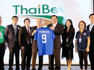 เยี่ยมชม : พลเอกธนะศักดิ์ ปฏิมาประกร รองนายกรัฐมนตรี เยี่ยมชม Thaibev Sport Pavilion ในงาน Thailand International Sport Expo 2016 โดยมี วิเชฐ ตันติวานิช ผู้ช่วยกรรมการผู้อำนวยการใหญ่, สุรพล อุทินทุ ผู้อำนวยการสำนักประสานงานภายนอก,ม.ล.รดีเทพ เทวกุล รองผู้อำนวยการสำนักสื่อสารองค์กร และ ธารทิพย์ ศิรินุพงศ์ ผู้อำนวยการโครงการพัฒนาชุมชน บริษัท ไทยเบฟเวอเรจ จำกัด (มหาชน) ต้อนรับ ณ ชาเลนเจอร์ฮอลล์ 2 อิมแพคเมืองทองธานี