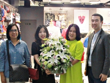 ผ้าใบ..พื้นยาง : ฟากฟ้า สุระศันสนีย์ ผอ.ฝ่ายขาย บมจ.เอ็ม บี เค มอบกระเช้าดอกไม้แสดงความยินดีแก่ พาพิชญ์ วงศ์ไพฑูรย์ปิยะ กก.ผจก.บจก.ริช สปอร์ต ในโอกาสเปิดร้านคอนเวิร์ส สาขาใหม่ ที่ชั้น 3 โซน A ศูนย์การค้าเอ็ม บี เค เซ็นเตอร์ ปทุมวัน