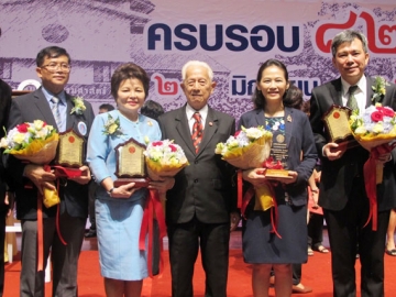 ครบรอบสถาปนา มธ.82 ปี : ศ.นรนิติ เศรษฐบุตร นายกสภามหาวิทยาลัยธรรมศาสตร์ มอบรางวัล “กีรตยาจารย์” ให้แก่ ศ.ดร.อัมพร ธำรงลักษณ์ อาจารย์คณะรัฐศาสตร์ มธ.โดยมี วิเชียร ชวลิต นายกสมาคมรัฐศาสตร์ มธ.และ รศ.ดร.ศุภสวัสดิ์ ชัชวาลย์ คณบดีคณะรัฐศาสตร์ ร่วมยินดีกับศิษย์เก่าดีเด่น 3 ท่าน ได้แก่ เสาวนีย์ กมลบุตร อดีตรองปลัดกระทรวงการคลัง, ชาติชาย อุทัยพันธ์ ผวจ.นครปฐม และ นพ.ศิษฏิคม เบ็ญจขันธ์ ผอ.รพ.สมเด็จพระยุพราชนครไทย จ.พิษณุโลก ณ หอประชุมบูรพา มธ.ท่าพระจันทร์