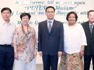 หมดวาระ : ลักขณา นะวิโรจน์ ที่ปรึกษา สมาคมศิษย์เก่ากองทุนพัฒนาความสัมพันธ์ความร่วมมือระหว่างประเทศไต้หวัน-ไทย จัดงานเลี้ยงส่ง Peter Sha-Li Lan, Director of Political Division โดยมี พะเยาว์ รัตนวิบูลย์ ที่ปรึกษาฯ และ ไกรสิทธิ์ โรจนเกษตรชัย ร่วมงาน ที่โรงแรมมิราเคิล แกรนด์ คอนเวนชั่น