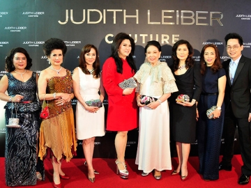 เมก้า ศรีอรทัยกุล แบรนด์แอมบาสซาเดอร์ และเอ็กเซกคิวทีฟ ไดเร็กเตอร์ ผู้นำเข้ากระเป๋าจูดิธ ลีเบอร์ กูตูร์ พร้อมด้วย กก.ผจก.บจ.บิวตี้เจมส์ สุริยน ศรีอรทัยกุล ถ่ายภาพกับสาวกกระเป๋าคลัทช์ สุมิตรา กิจกำจาย, จรินทร์ สุมานนท์, ขวัญใจ เจียรวนนท์,คุณหญิงกิ่งแก้ว เอื้อทวีกุล, จุฑามาศ เบญจรงคกุล, สุธาวดี ศิริธนชัย