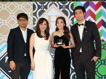 ครอบครัว เจียรวนนท์ ผู้ชนะการประมูล กระเป๋า จูดิธ ลีเบอร์ กูตูร์ คอลเลคชั่นพิเศษ TOP HAT หมวกทรงสูงสีดำ ใบที่ 2 ในงาน ที่ จูดิธ อเมริกา ส่งมาร่วมประมูลด้วย ในราคา 205,000 บาท