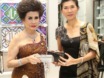 จรินทร์ สุมานนท์ และ สุภิญญา สุวรรณประเทศ เลือกช็อปกระเป๋าจูดิธ ลีเบอร์