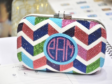 คอลเลคชั่นใหม่สุดโก้ “โมโนแกรม” คลัทช์คริสตัลหรู