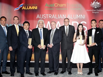 ศิษย์เก่าออสเตรเลียดีเด่น : มร.พอล โรบิลลียาร์ด เอกอัครราชทูตเครือรัฐออสเตรเลียประจำราชอาณาจักรไทย และ มร.เบรนตัน มอรีเอลโล ประธานหอการค้าออสเตรเลีย-ไทย ร่วมยินดีกับ ดร.ฐิติพงศ์ นันทาภิวัฒน์ และ พิชัย ชื่นสุขสวัสดิ์ โดยมี พร้อม สิริสันต์ ร่วมงาน ที่ โรงแรมเดอะ เซนต์ รีจิส