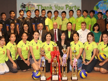 สามัคคีกีฬา : มร.วิม เอ็น. เอ็ม. ฟาเก็ล ผจก.ทั่วไป โรงแรมเซ็นทาราแกรนด์ฯ ลาดพร้าว เลี้ยงยินดีให้นักกีฬาของโรงแรม ที่ได้รับรางวัลชนะเลิศ ได้คะแนนรวมสูงสุดจากการแข่งขันกีฬา “แบงค็อก เฟรนด์ชิพ เกมส์ 2016” การแข่งขันกระชับมิตรของโรงแรมและรีสอร์ทในเครือเซ็นทาราทั้งหมดในเขตกรุงเทพมหานคร