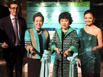 กุศลศิลป์ : มร.คริสตอฟ เจอโฟรย์ ผจก.ทั่วไป โรงแรมโนโวเทล สุวรรณภูมิ แอร์พอร์ต และ ดร.ฉวิวรรณ ปูรานิธี นายกสโมสรซอนต้ากรุงเทพ 8 ร่วมกันเปิดนิทรรศการ “เดอะลักซ์ อาร์ต เอ็กฮิบิชั่น ครั้งที่ 2” ในธีม “ตำนานมหัศจรรย์” ผลงาน 8 ศิลปิน นำรายได้สมทบสร้างอาคารสถานปฏิบัติธรรม เสถียรธรรมสถาน