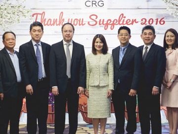 พันธมิตรธุรกิจ : ธีระเดช จิราธิวัฒน์ ปธ.จนท.บห.บจก.เซ็นทรัล เรสตอรองส์ กรุ๊ป (ซีอาร์จี) ร่วมงานเลี้ยงขอบคุณคู่ค้า โดยมี อำไพพรรณ จิราธิวัฒน์ ผช.กก.ผจก.ใหญ่ ร่วมต้อนรับคู่ค้าชั้นนำและแขกในงานจาก บมจ.ซีพีเอฟ (ประเทศไทย) และ บจก.ซีพีเอฟ เทรดดิ้ง ที่ โรงแรมเซ็นทาราแกรนด์ฯ ลาดพร้าว
