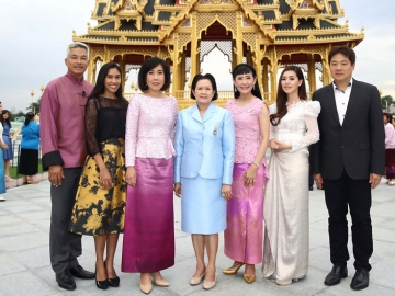 ฉลอง 12 ปี เอไอเอส เซเรเนด : บุษยา สถิรพิพัฒน์กุล รองกรรมการผู้อำนวยการ 
สายงานบริหารลูกค้าและการบริการ เอไอเอส จัดกิจกรรม “ที่สุดของงานศิลป์ไทย 
ความภูมิใจของแผ่นดิน” ปิดรอบนำลูกค้าชม “งานศิลป์แผ่นดิน ครั้งที่ 7 และเรือนยอดบรมมังคลานุสรณีย์” ภายในพระที่นั่งอนันตสมาคมฯ แบบเอ็กซ์คลูซีฟ ประเดิมฉลอง 12 ปี เอไอเอส เซเรเนด โดยมี ท่านผู้หญิงสุภรภ์เพ็ญ หลวงเทพนิมิต 
รองราชเลขานุการในพระองค์สมเด็จพระบรมราชินีนาถ ต้อนรับ พร้อมด้วย วิลาสินี 
พุทธิการันต์ ที่ปรึกษา เอไอเอส, ม.ล.อรจิตรา สนิทวงศ์, อ.เผ่าทอง ทองเจือ, 
ศุลีรัตน์ ลีนุตพงษ์ และ สุรสิทธิ์-พลอยพิชชา ศรีอรทัยกุล ร่วมงาน ณ พระที่นั่งอนันตสมาคมฯ