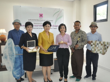 อบรม : ดร.สฤต สันติเมทนีดล รองประธานมูลนิธิสมาคมนักเรียนทุนรัฐบาลไทย 
จัดการฝึกอบรมเรื่อง “การพัฒนาภาวะผู้นำในตนเองให้เป็นที่ยอมรับ” โดยมี 
บุญคลี ปลั่งศิริ,ดร.พีรพล ไตรทศาวิทย์ และ ดร.ธีระพร อุวรรณโณ เป็นวิทยากร ณ สำนักงาน ก.พ. ถนนติวานนท์ นนทบุรี