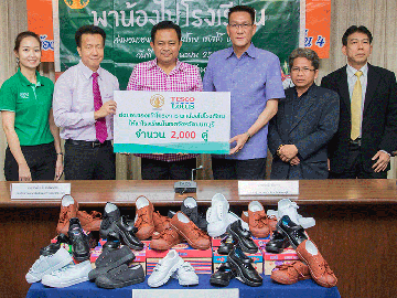 พาน้องไปโรงเรียน : ชาคริต ดิเรกวัฒนชัย รองประธาน กก.แผนกสื่อสารองค์กรและความยั่งยืน เทสโก้ โลตัส มอบรองเท้านักเรียนจำนวน 2,000 คู่ แก่นักเรียนที่ขาดแคลนในเขตพื้นที่เทศบาล ต.ไทรน้อย เทศบาลเมืองบางบัวทอง เทศบาล ต.ปลายบาง เทศบาล ต.บางม่วง เทศบาล ต.บางพลับ และ เทศบาล ต.ศาลากลาง ของ จ.นนทบุรี โดยมี ชลธี ยังตรง รองผู้ว่าฯ จ.นนทบุรี เป็นประธานในพิธี โดย เทสโก้ โลตัส ได้จัดโครงการพาน้องไปโรงเรียนมาอย่างต่อเนื่อง เป็นปีที่ 4 เพื่อมอบโอกาสทางการศึกษาแก่เด็กและเยาวชนที่ขาดแคลนในทุกพื้นที่ทั่วประเทศไทย และยังได้ร่วมสมทบบุญด้วยการมอบถุงเท้าสำหรับรองเท้าทุกคู่ที่บริจาคด้วย