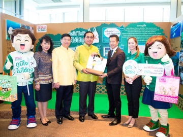 เยี่ยมชม : พล.อ.ประยุทธ์ จันทร์โอชา นายกรัฐมนตรี และพล.อ.สุรศักดิ์ กาญจนรัตน์ รัฐมนตรีว่าการกระทรวงทรัพยากรธรรมชาติและสิ่งแวดล้อม เยี่ยมชมบูธแสดงผลงานเกี่ยวกับการลดใช้ถุงพลาสติกของเทสโก้ โลตัส ในงานวันสิ่งแวดล้อมโลกปี 2559 โดยมี ชาคริต ดิเรกวัฒนชัย รองประธานกรรมการ แผนกสื่อสารองค์กรและความยั่งยืน เทสโก้ โลตัส ต้อนรับ