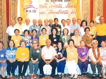 สังสรรค์ : พล.อ.ท.มรกต ชาญสำรวจ ประธานศิษย์เก่าเตรียมอุดมศึกษารุ่น 15 จัดงานเลี้ยงพบปะสังสรรค์ วันนี้...เรายังมี...เพื่อน และ...เพื่อนก็ยังมี...เรา โดยมี พล.อ.อ.สุเทพ เทพรักษ์, พล.อ.ท.ดิเรก สังข์สุวรรณ, ผศ.สุนันท์ เสนาขันธ์, ผศ.กรองทอง ชวลิตธำรง, แสงวง โกมารกุล ณ นคร และ สันทัด ตัณฑนันทน์ มาร่วมงาน ด้วยความผูกพันที่มีต่อกันมายาวนา ณ ห้องมณเฑียรทิพย์ โรงแรมมณเฑียร กรุงเทพ ถนนสุรวงศ์