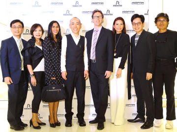 เปิดตัว “เลนส์คู่ละล้าน : มร.ทิม ไมเยอร์ ผู้จัดการฝ่ายจัดซื้อและโลจิสติกส์ บริษัท โรเด้นสต๊อก (ประเทศไทย) จำกัด และ อาจารย์โบบิ-สมบูรณ์ นำทิพย์จันทาเจริญ ผู้เชี่ยวชาญด้านการตรวจวัดสายตาประกอบแว่นซุปเปอร์โปรเกรสซีฟระดับโลก ศูนย์แว่นตาไอซอพติก เปิดตัว “เลนส์คู่ละล้าน เพื่อชีวิตที่ดีกว่า” ณ ศูนย์แว่นตาไอซอพติก โดยมี สุริยน ศรีอรทัยกุล, เพ็ญสุภา คชเสนี, วลีรัตน์ สิงคิวิบูลย์, อทิตา สุธาดารัตน์, บุรินทร์ เยี่ยมสมบัติ, กงพัฒน์ ศักดาพิทักษ์ มาร่วมงาน